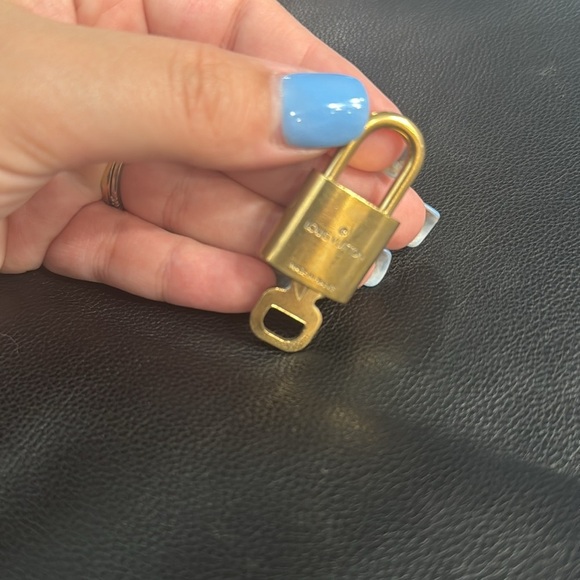 LV lock and Key #309 - Picture 2 of 4